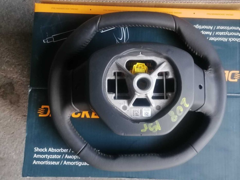 Продавам оригинален кожен мулти волан за Пежо 208. 2008 2019 г.