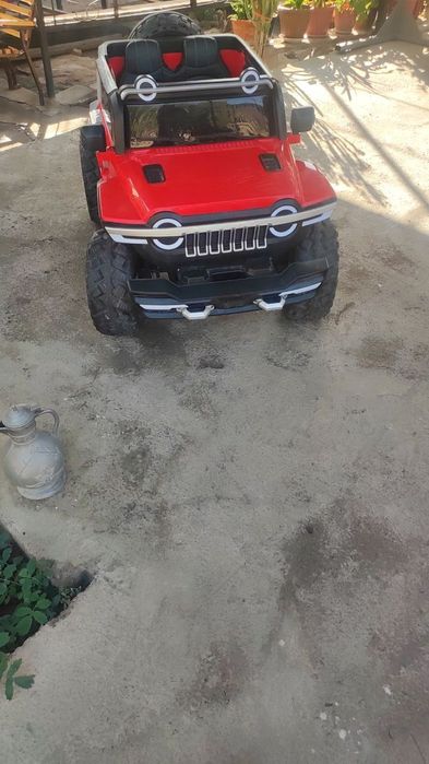 Детская машина на пульт управлении.