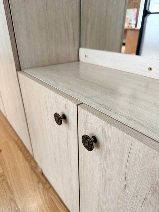 Шкаф- гардероб для офиса с зеркалом