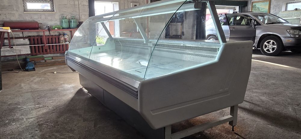 Продам витринный холодильник