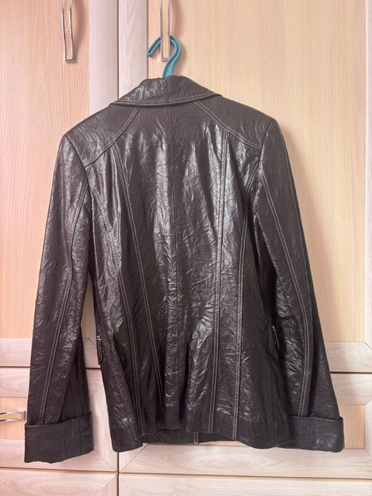 Приталенный кожаный пиджак