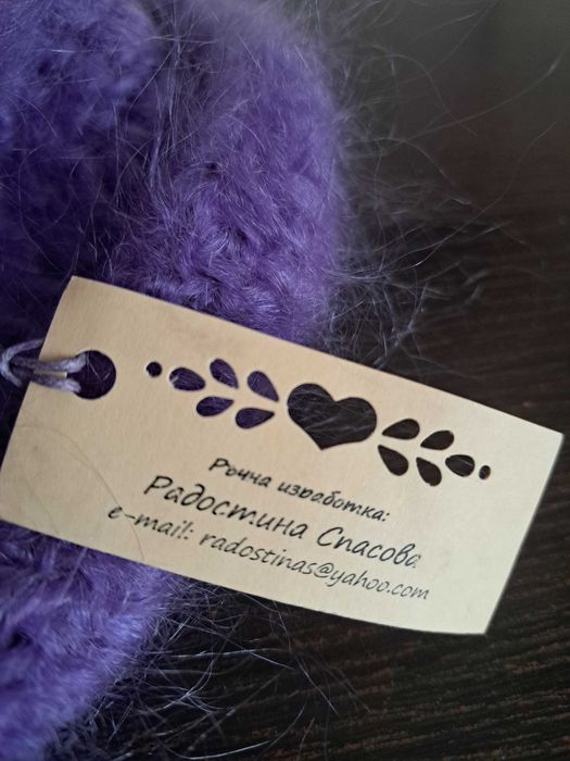 Много красива ръчно плетена шапка