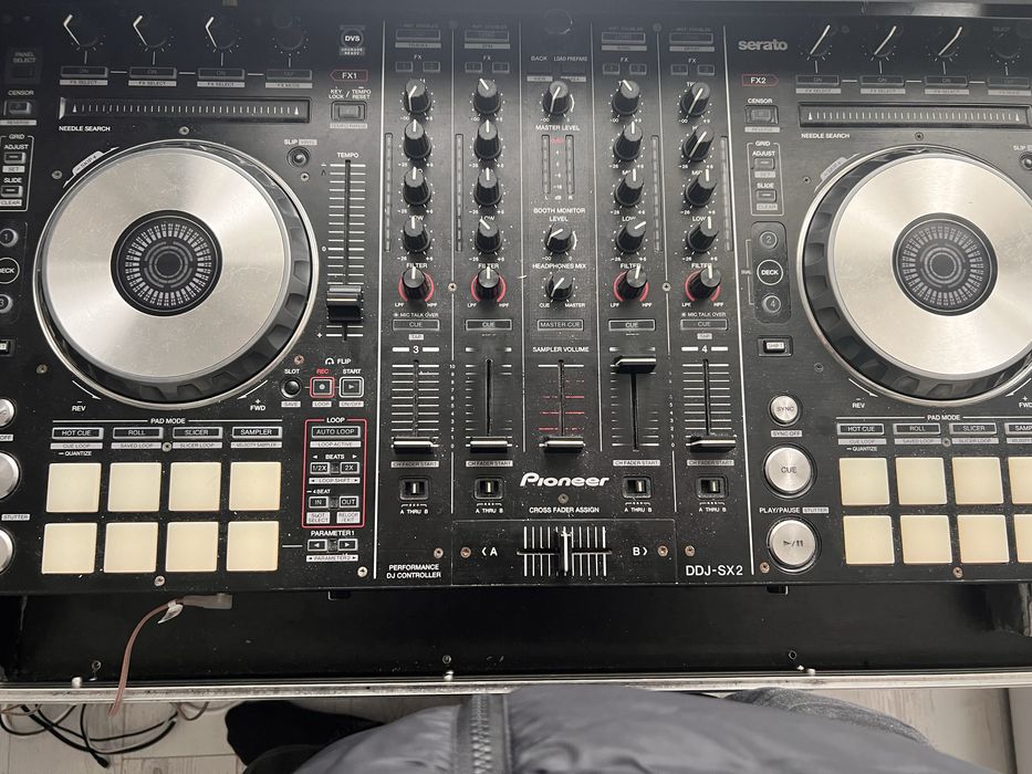 Продавам DJ пулт DDJ SX2 Pioneer заедно с метален рак