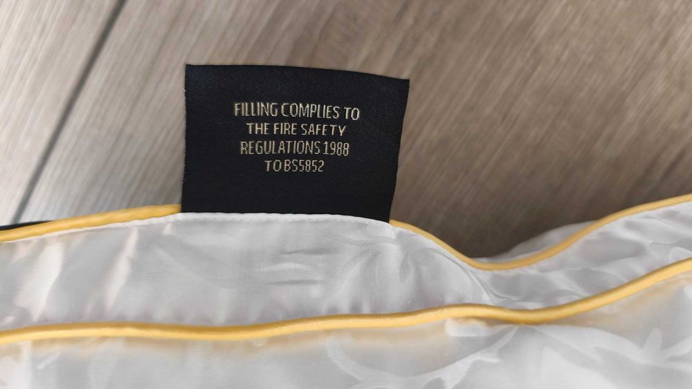 копринена възглавница с пълнеж от черничева коприна Prestige Pillows