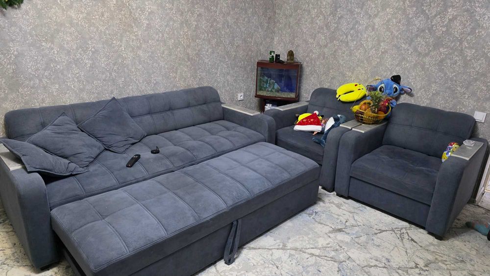 Диван ,2 кресла и 4 подушки.Диван раздвижной.