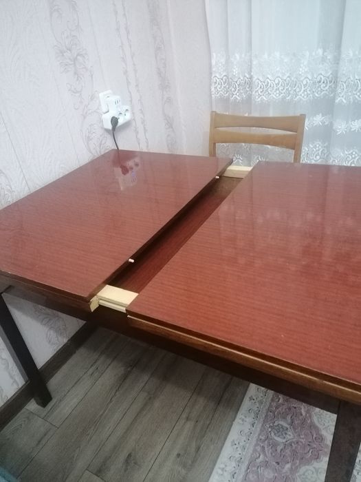 Стол советский раздвижной и стула.