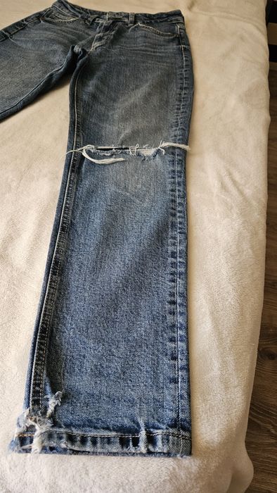 Дънки Zara с прокъсан елемент