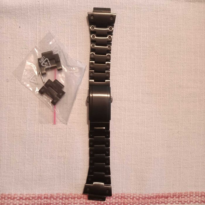 Vand doua bratari Casio GA 2100 aer noi