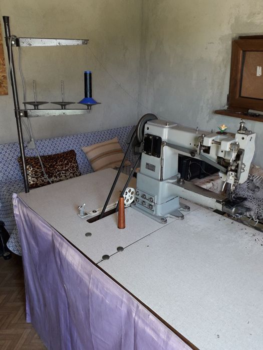 Продавам немска ръкавна шевна машина Adler + машина за копчета