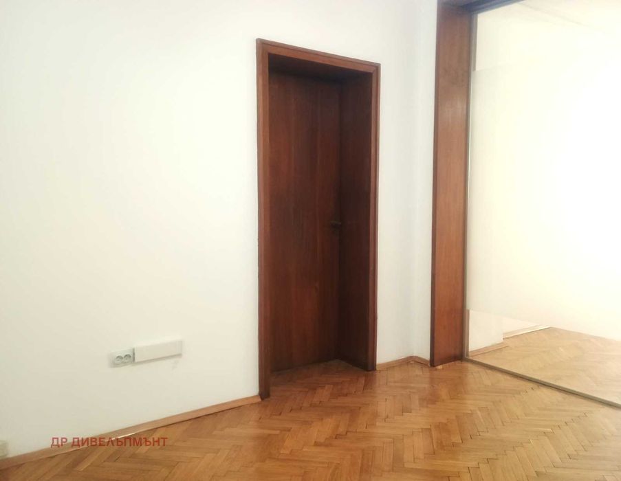 Дава се под наем Четиристаен апартамент в София, Център - 150 кв.м за 1019.49 € - Снимка #6