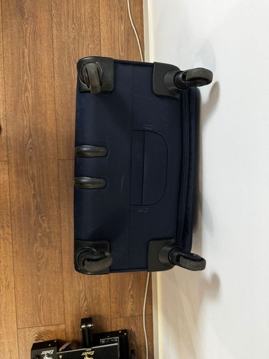 Продам чемодан Samsonite размер М в отличном состоянии.