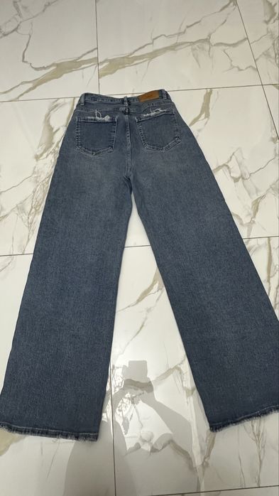 Новые синие джинсы.