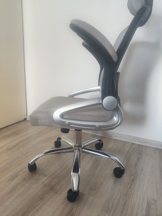 Scaun y nefolosit,stare impecabila . la preț avantajos.