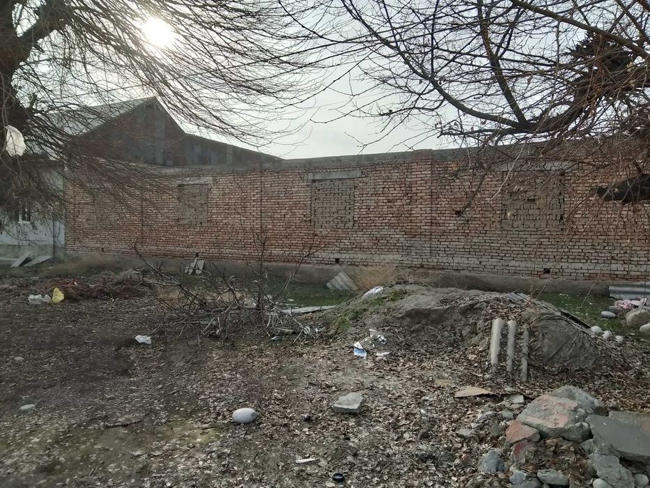 8 sotix qurilishi tugallanmagan uy sotiladi