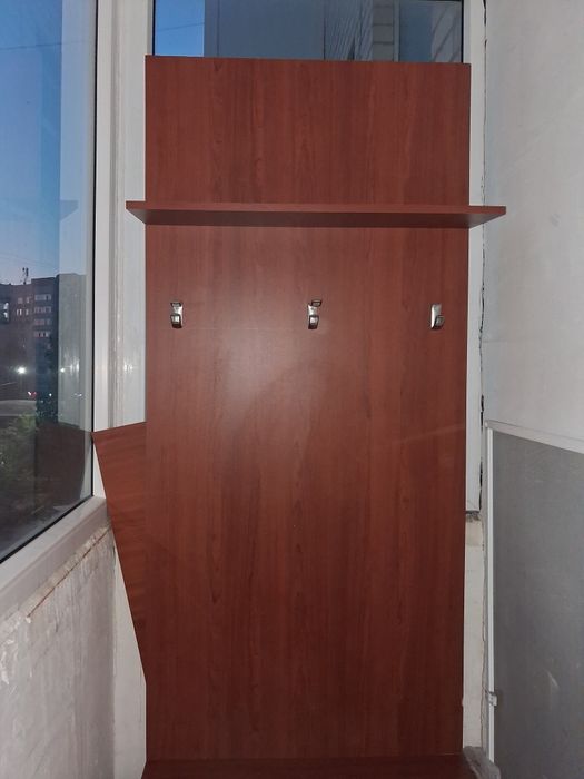 Шкаф с обувницей и вешалкой.