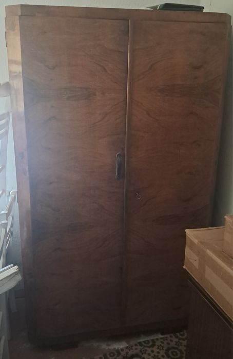 Старинен гардероб от орех