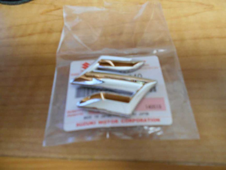 Emblema Suzuki Sigla 3D Moto Atv GSXR SV GSR VStorm Bandit Burgman Gsf