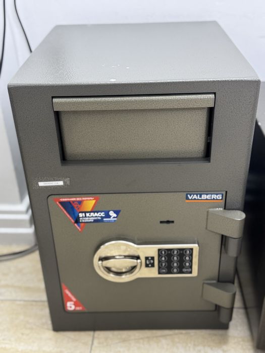 Холодильник, телевизор , микроаолновка , сейф , проектор