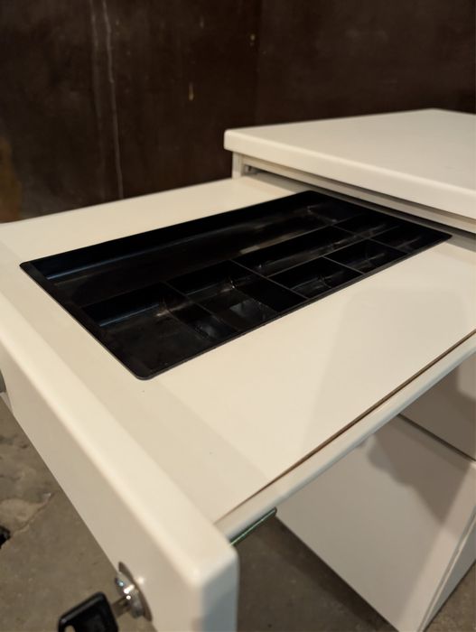 Дървен бял шкаф с 2 чекмеджета, специално отделение и колелца