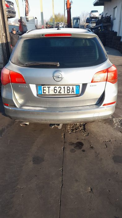 Dezmembrez opel astra j