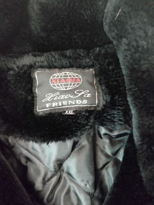 Дамско късо палто в черен цвят с косъм.