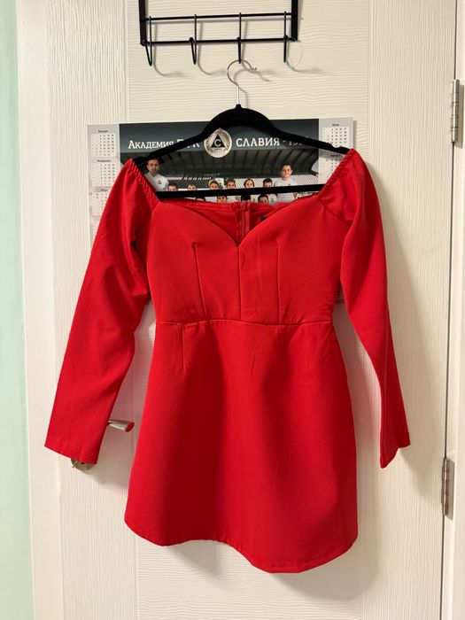 Къса червена рокля с голи рамене