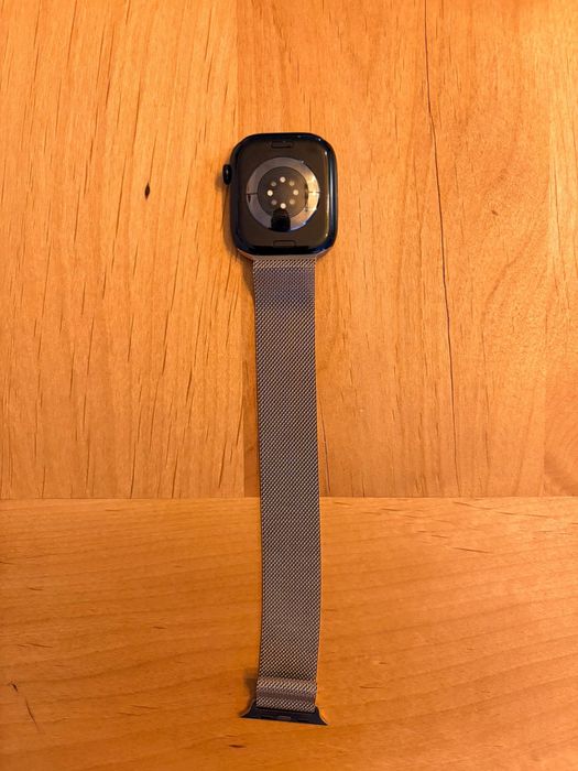 Apple watch series 11 46 mm black with gold strap