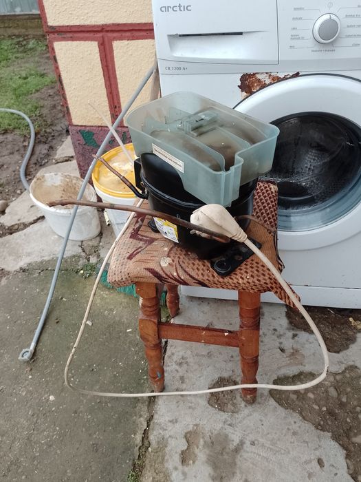 Vând motor frigider functional