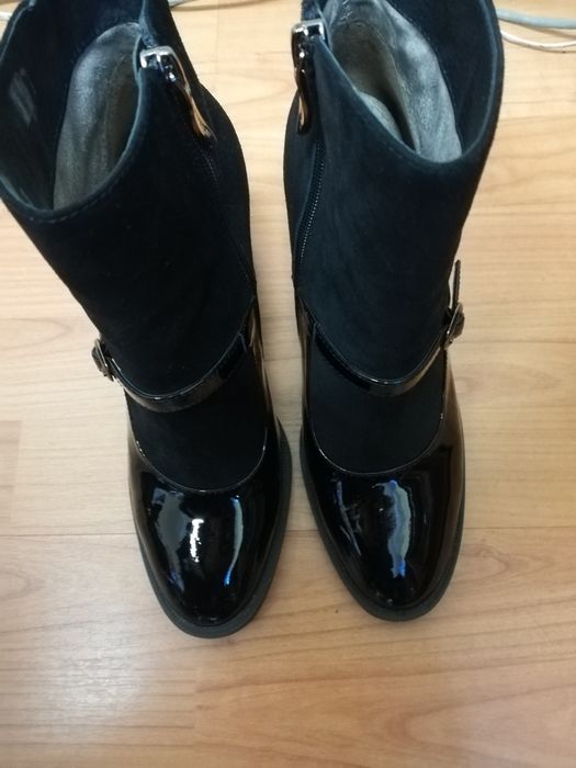 Боти от естествен велур и лак