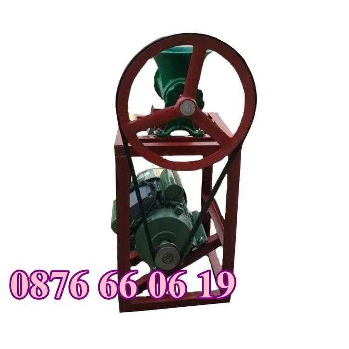 Чугунена месомелачка № 32, с мотор и стойка с приставки