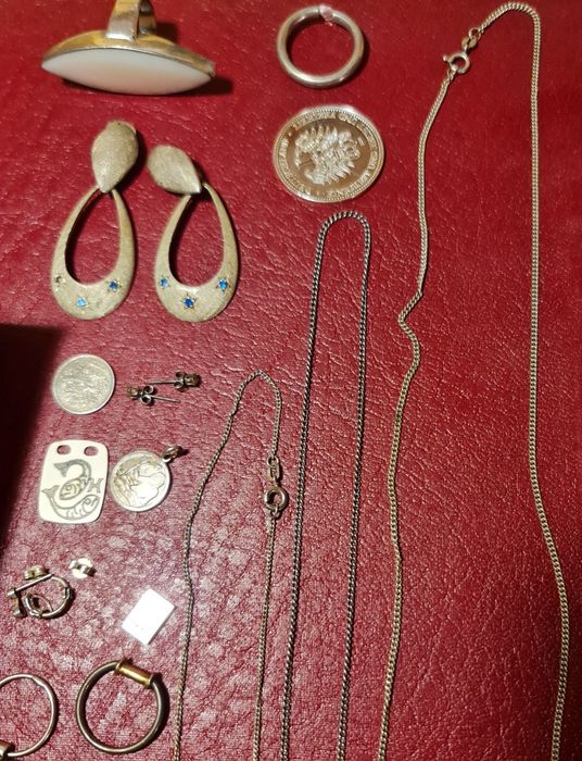 Diferite obiecte din argint 134 grame.