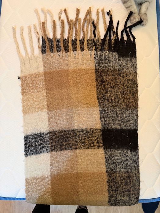 Дълъг зимен шал от мека и приятна материя