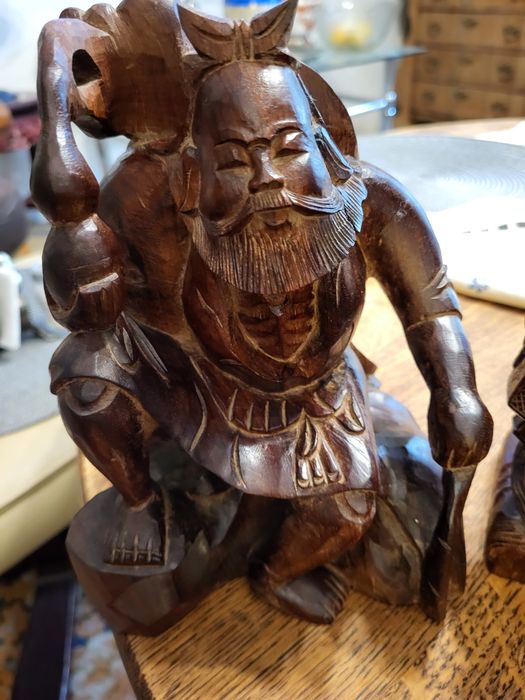 Ръчноизработени фигури от махагон