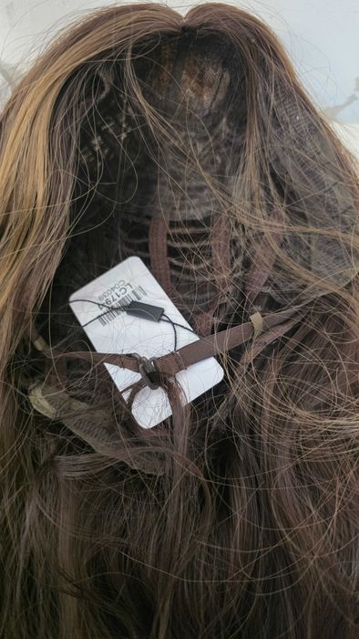 Perucă Haircube lungă ondulată șaten ombre – cărare pe mijloc