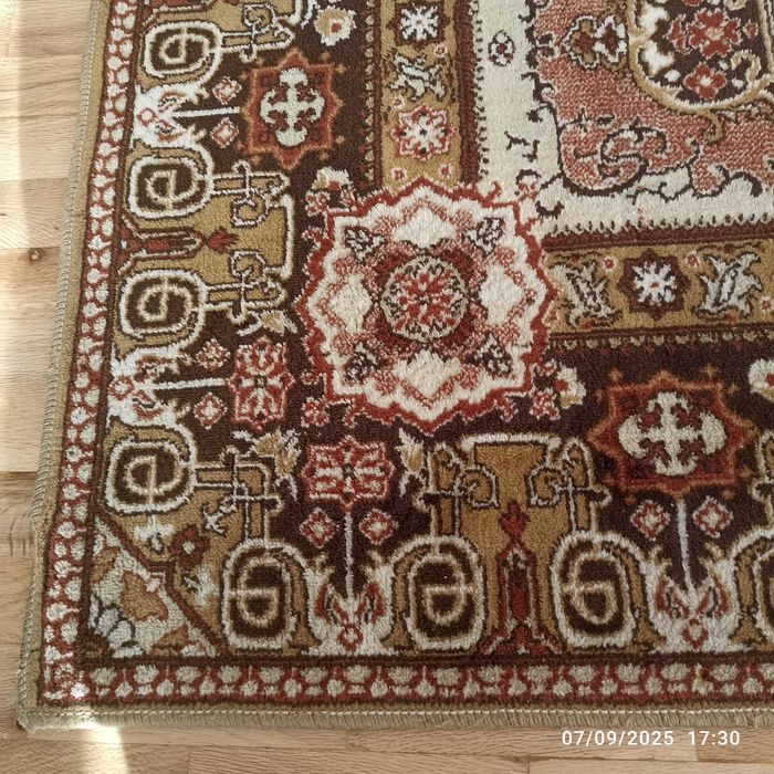 Продавам персийски килим. Български. Размер на килима 285 на 190.