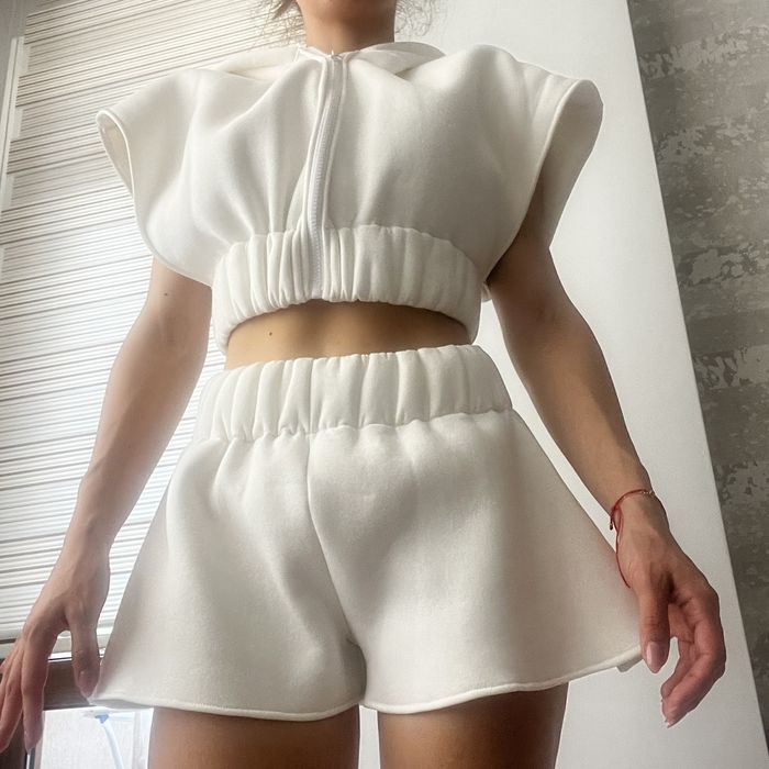 Бял сет с къси панталонки и топ с цип и качулка