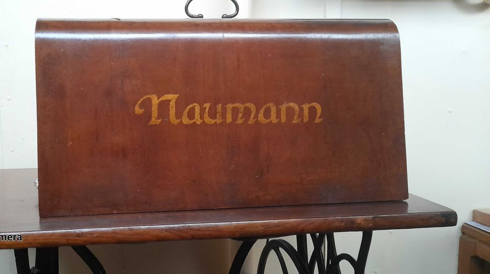 Masina veche de cusut functionala, marca Naumann