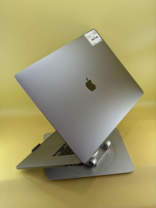 Apple Macbook Pro i7