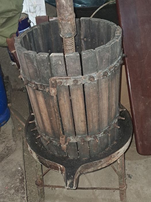 DE  VÂNZARE, butoaie și presă struguri,Toate la  preț negociabil.