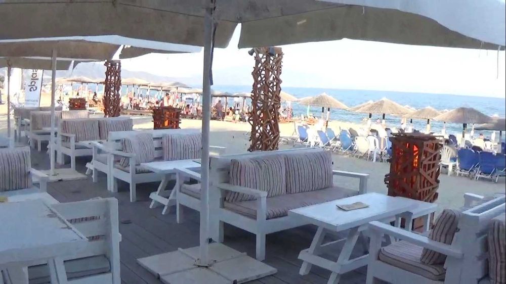 Продава парцел 780 м2 зад супермаркет Склавенитис в Аспровалта, Гърция