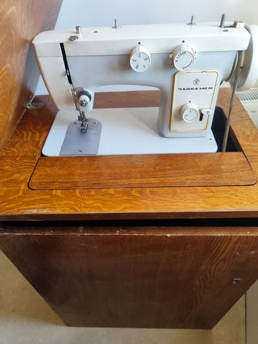 Срочно продается швейная машинка чайка 142м