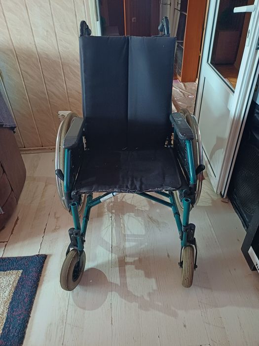 Vând  scaun cu rotile