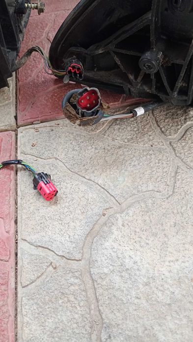 Vând alternator,electromotor,oglinzi,stopuri spate