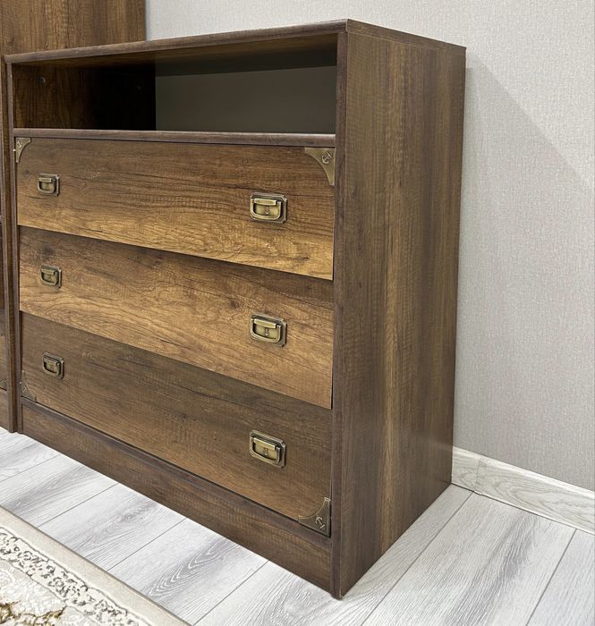 Продаетмя подростковый гарнитур и платяной шкаф