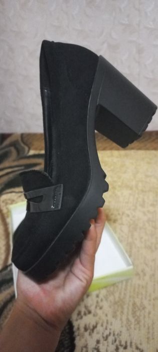 Ayollarga oyoq kiyim