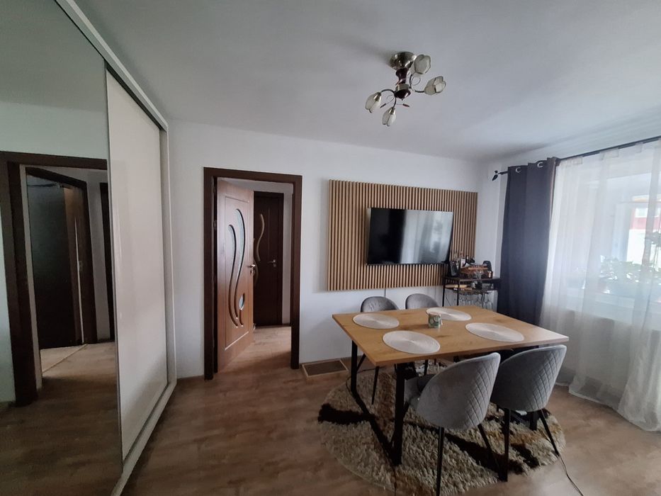 Apartament 3 camere semidecomandat