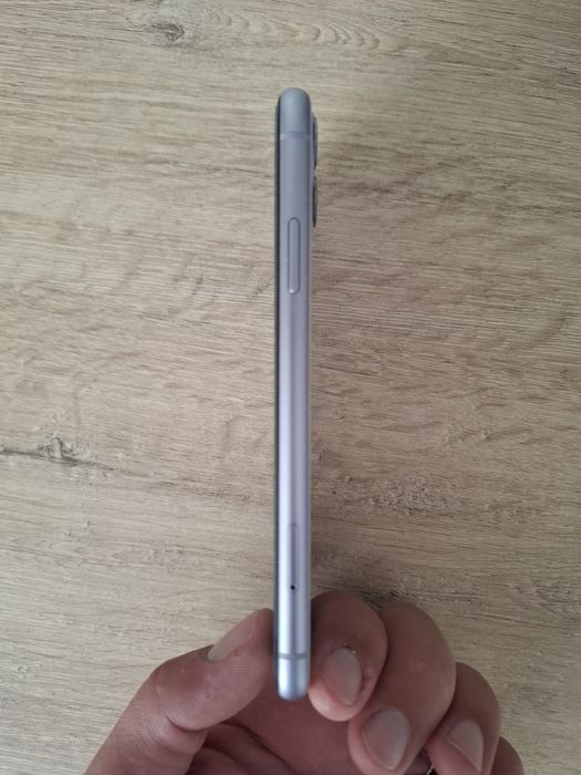 Iphone 11 + кутия и 15 кейса