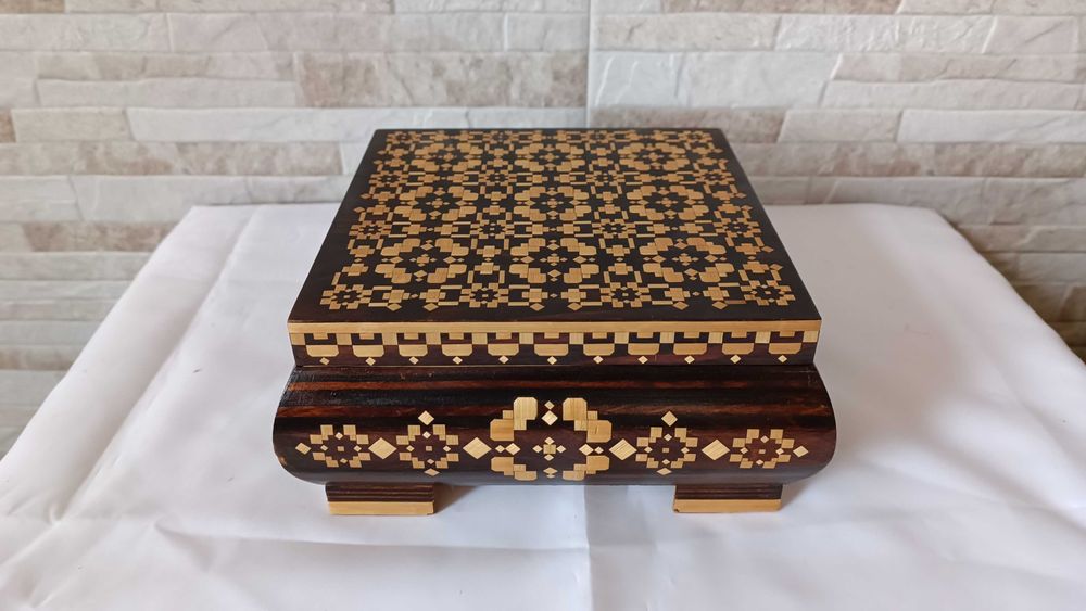 Стара дървена кутия за бижута - украсена с фурнир - №1