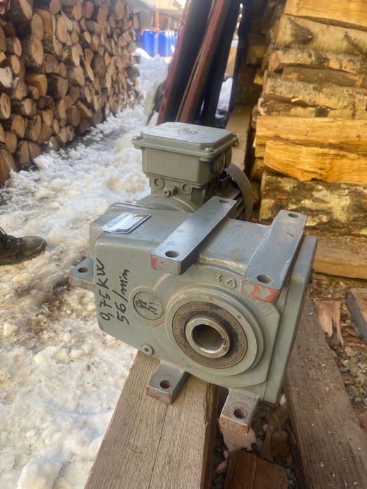 Vând motor cu reductor! 800 lei , negociabil