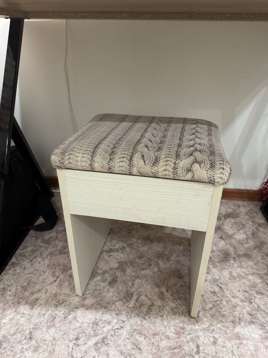 Продам стул для туалетного столика